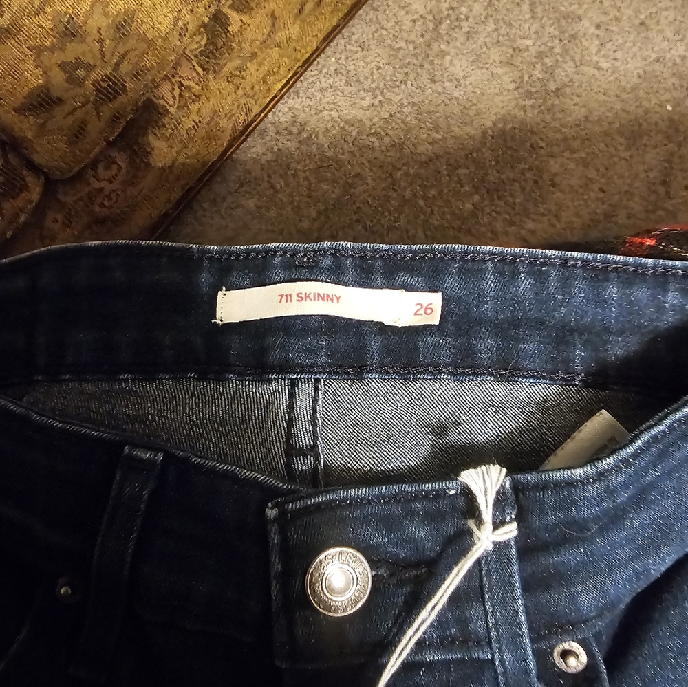 711 skinny levi